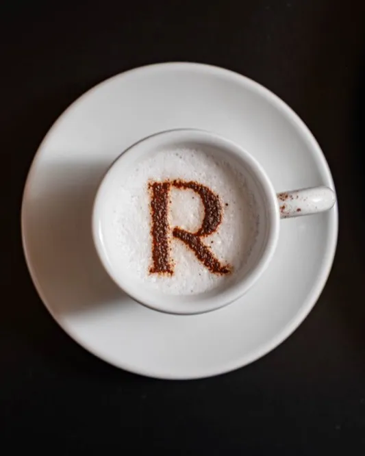 Il cappuccino di RITRÒ con la R disegnata nel cacao