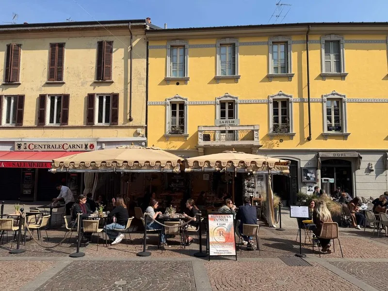 La facciata di RITRÒ con il dehors in Piazza San Paolo