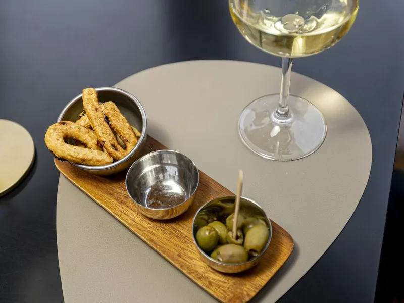 Taralli e olive con un calice di bianco da RITRÒ