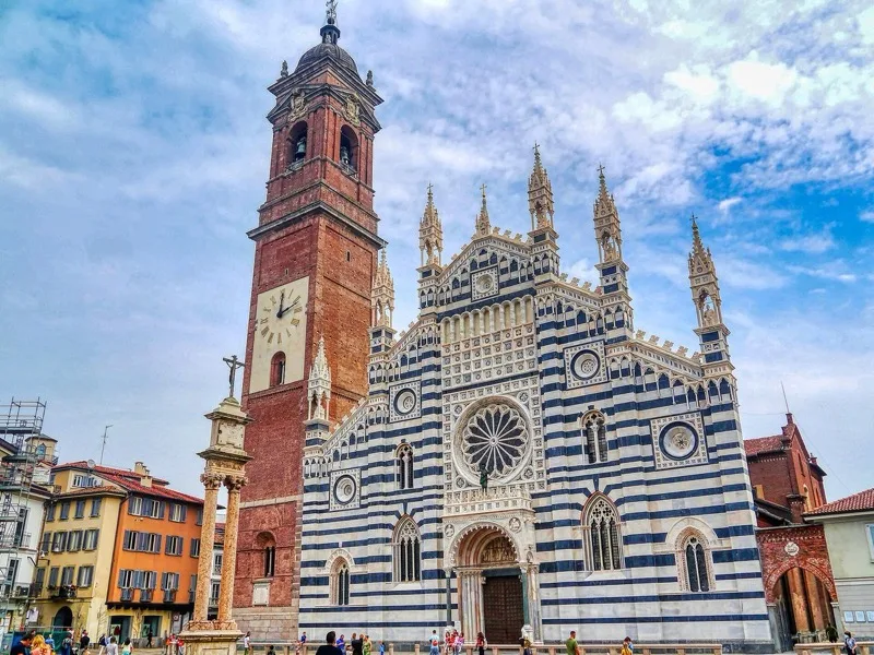 La facciata del Duomo di Monza con il campanile