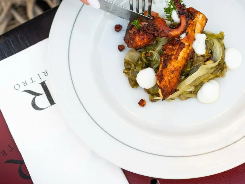 Un piatto del pranzo di RITRÒ sul tavolo del dehors
